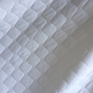 白色涤纶低弹丝 夹丝空气层 大方格针织床垫布
